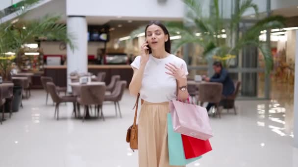계절 판매중 쇼핑 센터에서 물건을 팔고 있다고 자랑하는 여성 상점 들치기들 — 비디오