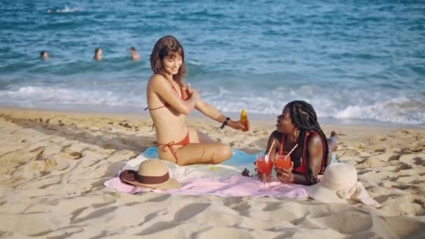 Две очаровательные девушки наслаждаются морем и солнцем — стоковое видео