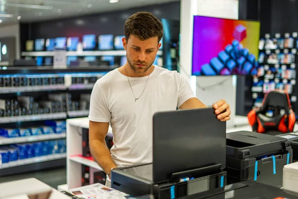 Homem escolhendo hardware na loja de eletrônicos — Fotografia de Stock