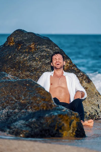 Hombre alegre en la orilla del mar en verano —  Fotos de Stock