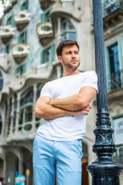 Şehrin sokaklarında dalgın genç bir adam