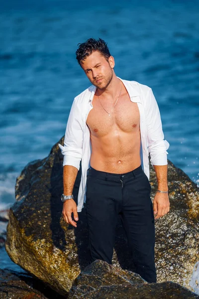 Przystojny mężczyzna w białej koszuli na plaży — Zdjęcie stockowe