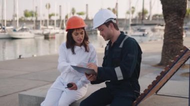 Yat kulübünde çalışan iki liman denetçisi.