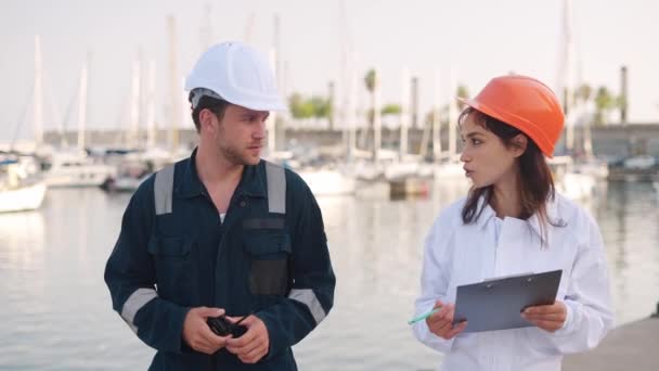 Dva přístavní dělníci při inspekci lodi v přístavu — Stock video