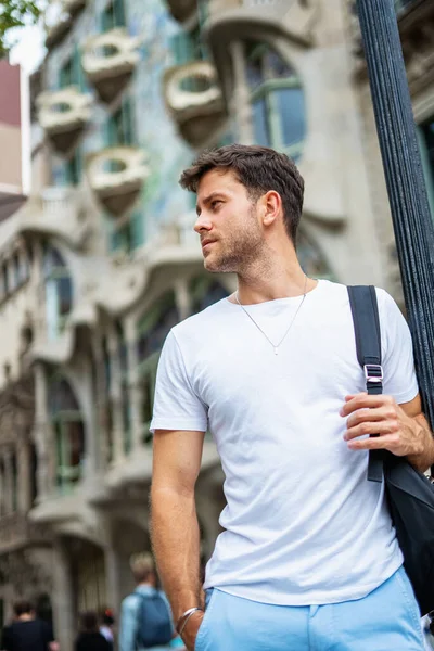 Joven guapo en la calle urbana — Foto de Stock