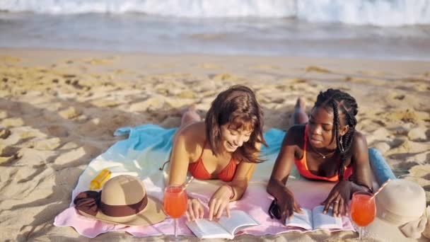 Giovani donne in costume da bagno sdraiate sulla spiaggia sabbiosa — Video Stock