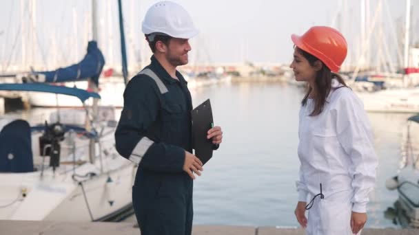 Man sjöman möte med kvinnliga lantmätare i yacht club — Stockvideo