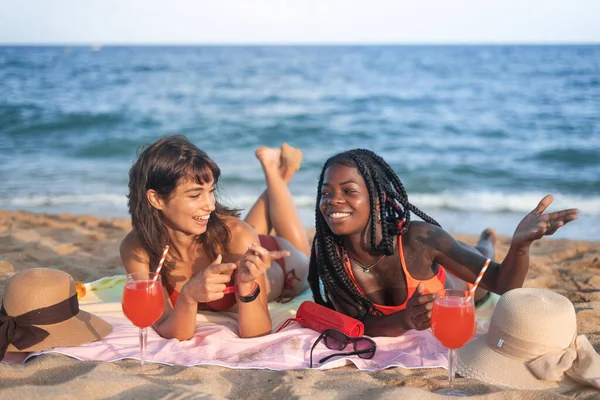 在海滩上冷冰冰的快乐的多样化女友 — 图库照片