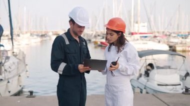 Tekne denetiminden sonra kadın müfettiş belgeleri imzalıyor.
