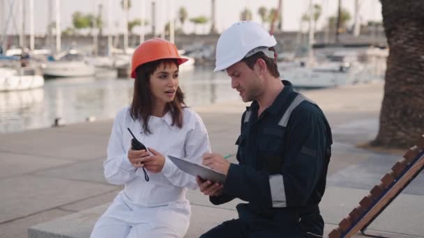 Kvinnlig marinarbetare rapporterar om yacht tillstånd — Stockvideo