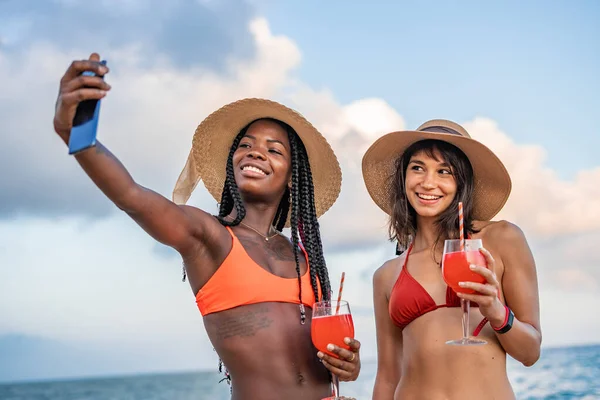 Diversas novias tomando selfie durante las vacaciones de verano en la playa — Foto de Stock