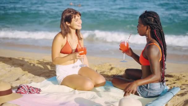 Nejlepší přítelkyně s ovocnými koktejly na písčitém břehu — Stock video