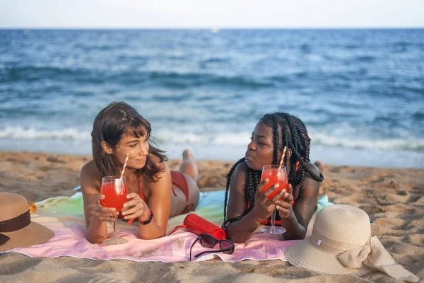 妇女在海滩上喝鸡尾酒 — 图库照片