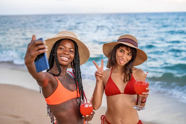 Novias tomando divertido selfie en playa — Foto de Stock