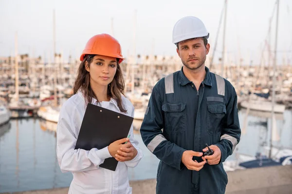 Dipendenti del porto in hardhat con appunti — Foto Stock