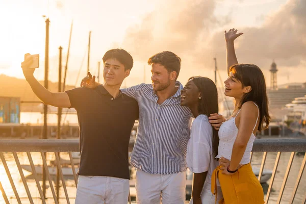 Amigos multirraciales tomando selfie en terraplén — Foto de Stock