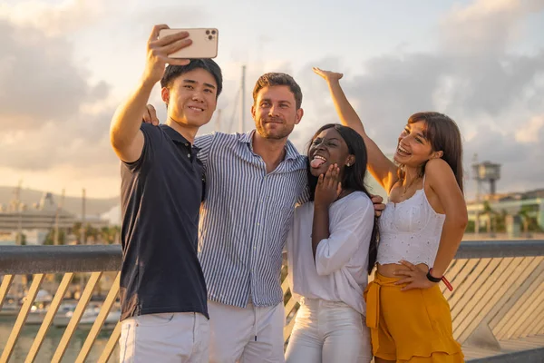 Compañía de diversos amigos tomando selfie — Foto de Stock