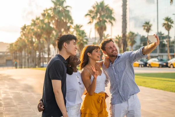 Felices amigos diversos tomando selfie — Foto de Stock