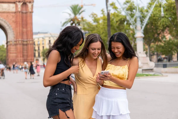Alegre diversas namoradas com smartphone na rua — Fotografia de Stock