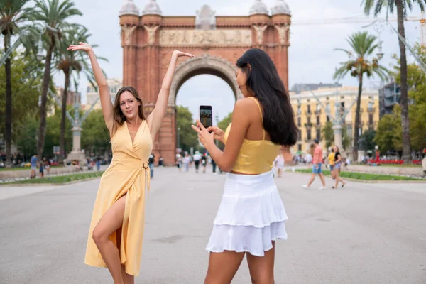 Felices turistas mujeres tomando fotos en la plaza de la ciudad — Foto de Stock