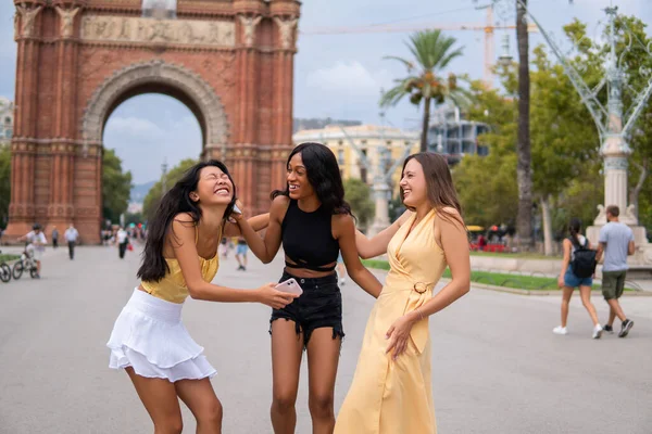 Mujeres multiétnicas divirtiéndose en la ciudad — Foto de Stock
