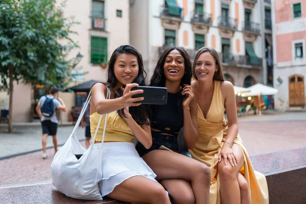 Jovens mulheres tomando selfie na rua — Fotografia de Stock