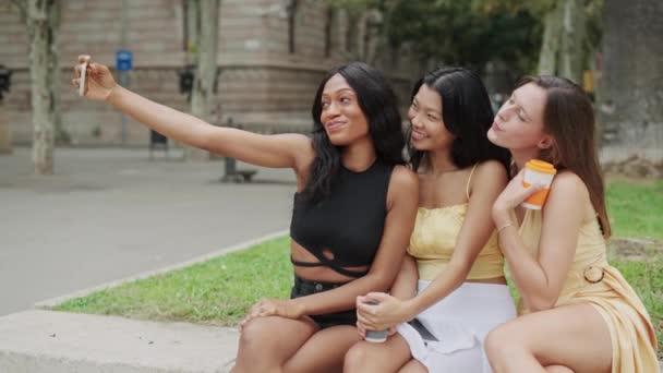 Namoradas multiétnicas tomando selfie na cidade — Vídeo de Stock