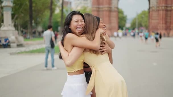 快乐的女人拥抱着城市街道 — 图库视频影像