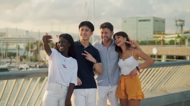 Amigos multirraciales tomando selfie en terraplén — Vídeos de Stock