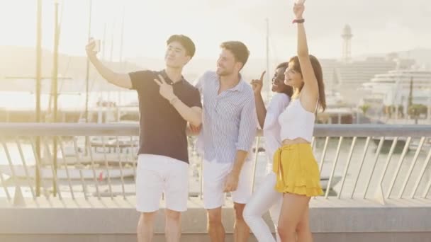 Śmiejący się przyjaciele robiący selfie na brzegu morza — Wideo stockowe