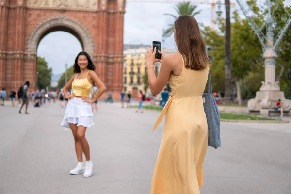 Mujer tomando fotos de novia en la ciudad — Foto de Stock