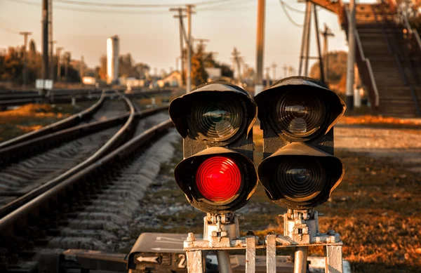Trafikljuset visar röd signal — Stockfoto