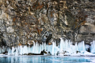 Buz ve donmuş gölün altında kaya oluşumu