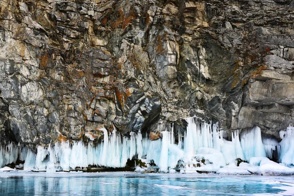 Buz ve donmuş gölün altında kaya oluşumu