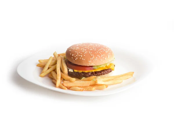 Čerstvé chutné hamburger s hranolky na bílé plotně — Stock fotografie