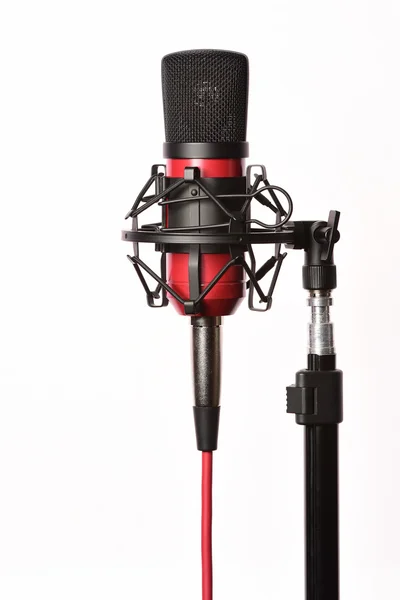 Studiomikrofon med chocken montera på vit bakgrund — Stockfoto