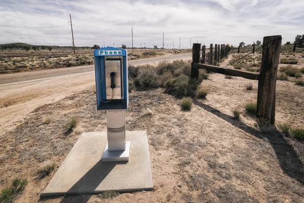 Cabina telefónica a lo largo de un camino, California — Foto de Stock