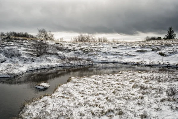 下雪的冬天景观在冰岛南部平格维尔 — 图库照片