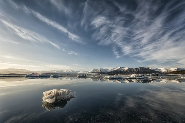 Gletsjerijs aan Jokulsarlon, IJsland — Stockfoto
