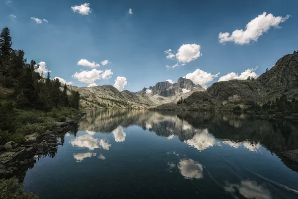 Krajina v horách Sierra Nevada — Stock fotografie