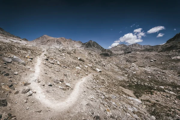 Sierra Nevada dağlarında iz hiking