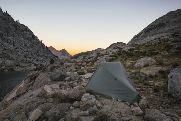Acampar nas montanhas da Serra Nevada — Fotografia de Stock