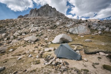 Sierra Nevada dağda kamp 