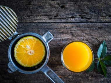 Natürmort portakal sıkacağı portakal suyu ile.