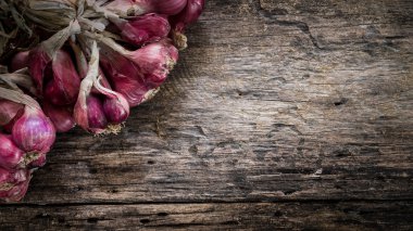 ahşap masa üzerinde soğancık.