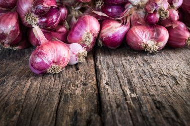 ahşap masa üzerinde soğancık.