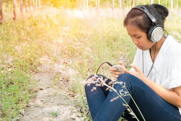 Menina ouvir música de telefone inteligente . — Fotografia de Stock