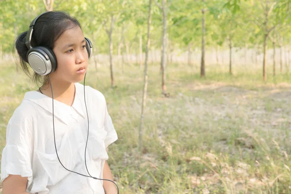 Menina ouvir música de telefone inteligente . — Fotografia de Stock