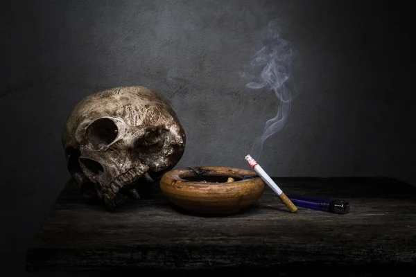 Still life skalle och cigarett människor röker cigarett och komma till — Stockfoto