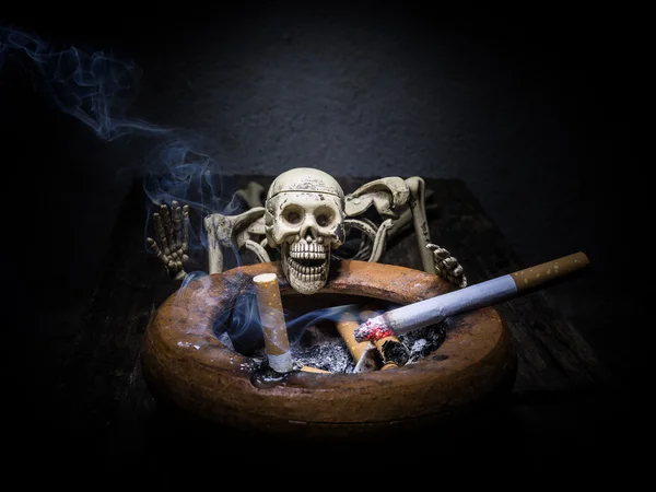 Csendélet koponya és a cigarettafüst. — Stock Fotó